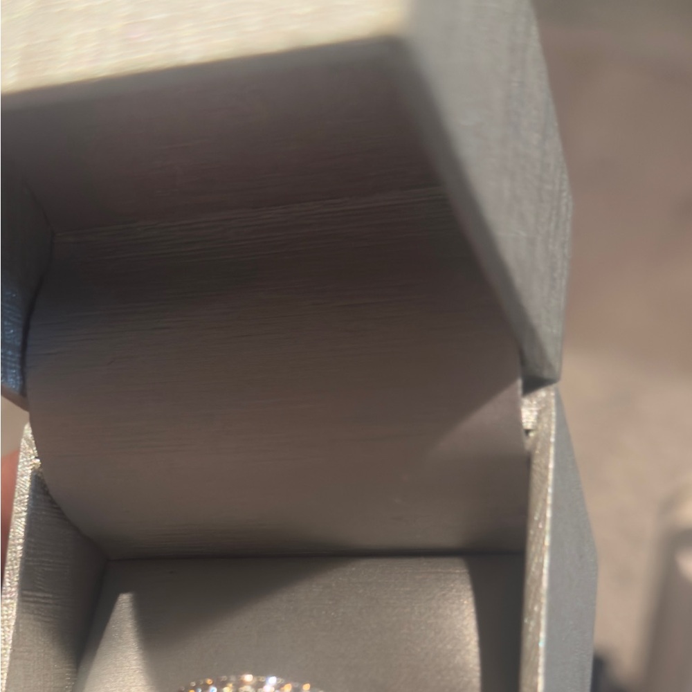 Zales white gold 14k and Diamond Ring - Picture 9 of 14